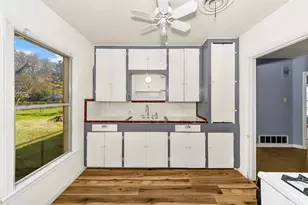 908 Yale St, River Oaks, TX 76114 - Photo 12