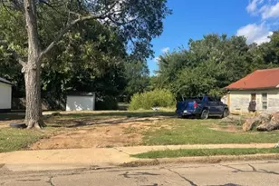 545 E Houston St, Paris, TX 75460 - Photo 2