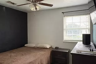 712 SW Sunnybrook Dr, Burleson, TX 76028 - Photo 4