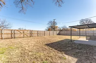 709 E Clay St, Bowie, TX 76230 - Photo 24