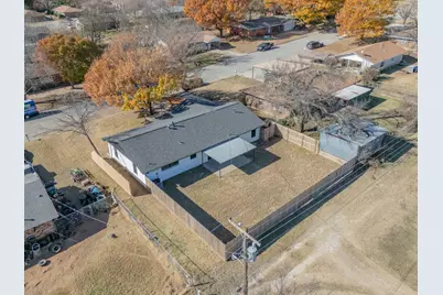 709 E Clay Street, Bowie, TX 76230 - Photo 4