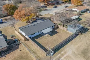 709 E Clay St, Bowie, TX 76230 - Photo 4