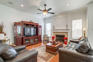 8216 Dogwood Ln, Irving, TX 75063 - Photo 2