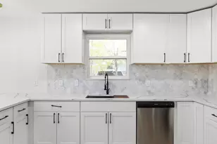 2726 Ridgewood St, Irving, TX 75062 - Photo 12