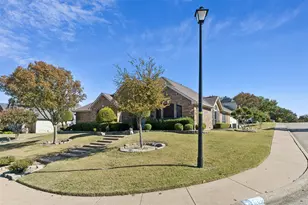 600 Quick Silver Dr, DeSoto, TX 75115 - Photo 2