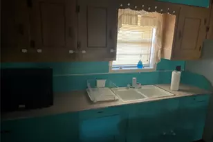 215 N Ave O, Clifton, TX 76634 - Photo 4