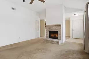 321 Gregory Ln, Grand Prairie, TX 75052 - Photo 4