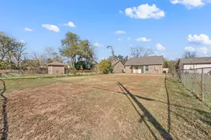 1610 N 6th St, Waco, TX 76707 - Photo 18