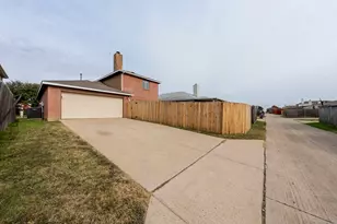 2454 Meadowgate Ln, Lancaster, TX 75134 - Photo 36