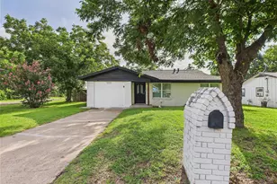 610 Erie St, Cleburne, TX 76031 - Photo 2