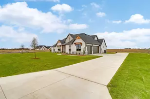 136 Lana Gdn Wy, Waxahachie, TX 75165 - Photo 2