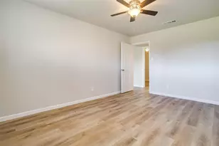 921 Willow Cir S, Burleson, TX 76028 - Photo 6