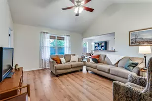 105 Camden Ct, Irving, TX 75061 - Photo 2