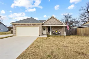 501 E 15th St, Bonham, TX 75418 - Photo 2