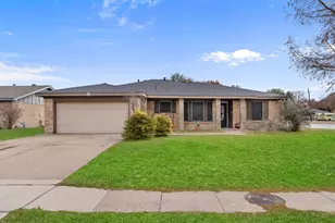 621 Royal Valley Rd, Grand Prairie, TX 75052 - Photo 2