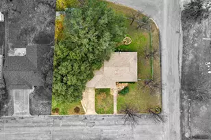 1002 W Woodlawn St, San Saba, TX 76877 - Photo 2