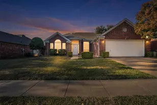 729 Claridge Dr, Arlington, TX 76018 - Photo 2