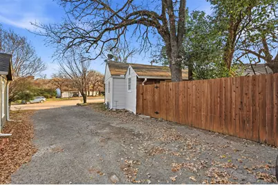 2129 Cardinal Lane, Fort Worth, TX 76111 - Photo 32
