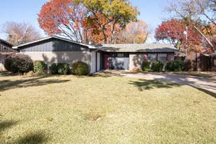 241 Hedgerow Ln, Lewisville, TX 75057 - Photo 2