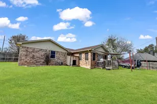 325 Huggins Dr, Springtown, TX 76082 - Photo 22