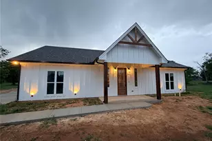 518 Strong St, Bowie, TX 76230 - Photo 2