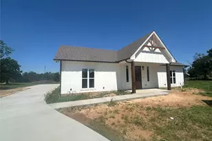 518 Strong St, Bowie, TX 76230 - Photo 4
