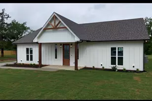 518 Strong St, Bowie, TX 76230 - Photo 2