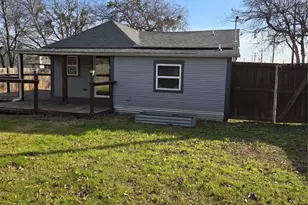 605 N Snyder Ave, Justin, TX 76247 - Photo 2