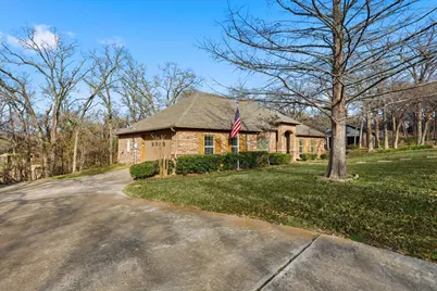 204 Trailwood Drive, Euless, TX 76039 - Photo 2