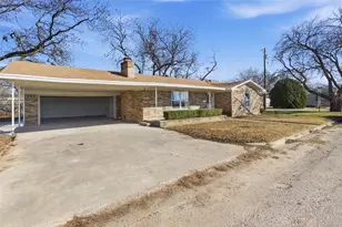 109 E Williams St, Bowie, TX 76230 - Photo 2