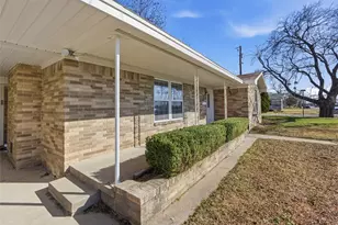 109 E Williams St, Bowie, TX 76230 - Photo 8