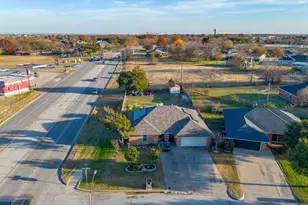 5244 Hill Ridge Dr, Fort Worth, TX 76135 - Photo 2