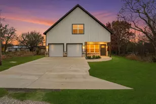 5529 Mercedes Cir, Granbury, TX 76048 - Photo 2