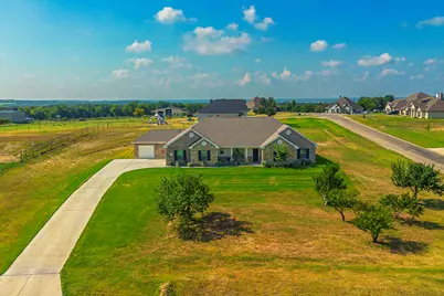 105 Kathy Stephens Avenue, Springtown, TX 76082 - Photo 2