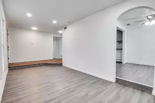 1905 Huntington Dr, Grand Prairie, TX 75051 - Photo 4