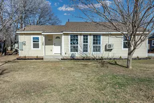 807 Adkins St, Bowie, TX 76230 - Photo 4