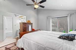 2706 Meadow Bluff Ln, Dallas, TX 75237 - Photo 16