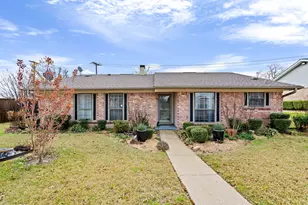 2706 Meadow Bluff Ln, Dallas, TX 75237 - Photo 2