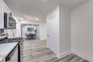 909 Lexington Dr, Irving, TX 75061 - Photo 2