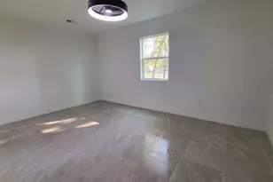 2410 E Bayshore Dr, Dickinson, TX 77539 - Photo 8