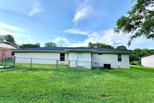 105 Calloway, Hughes Springs, TX 75656 - Photo 4