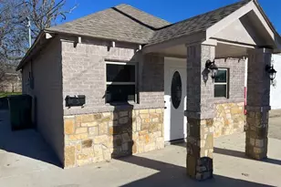 202 1/2 N Morris St, Gainesville, TX 76240 - Photo 2