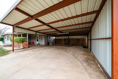 510 W Irving Street, Munday, TX 76371 - Photo 2