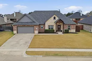 810 Chestnut Grove Dr, Cleburne, TX 76033 - Photo 2