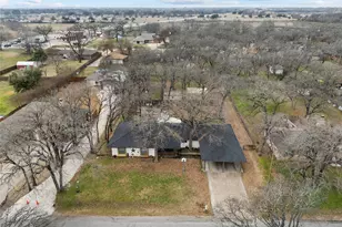 2608 Royal Ln, Granbury, TX 76049 - Photo 2