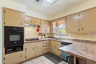 106 S Barbara St, Lacy Lakeview, TX 76705 - Photo 10