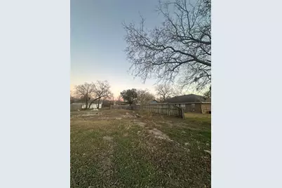 606 Mill Street, Gainesville, TX 76240 - Photo 2