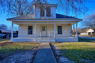 309 E Howell St, Saint Jo, TX 76265 - Photo 2