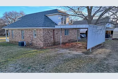 309 E Howell Street, Saint Jo, TX 76265 - Photo 14