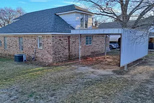 309 E Howell St, Saint Jo, TX 76265 - Photo 14